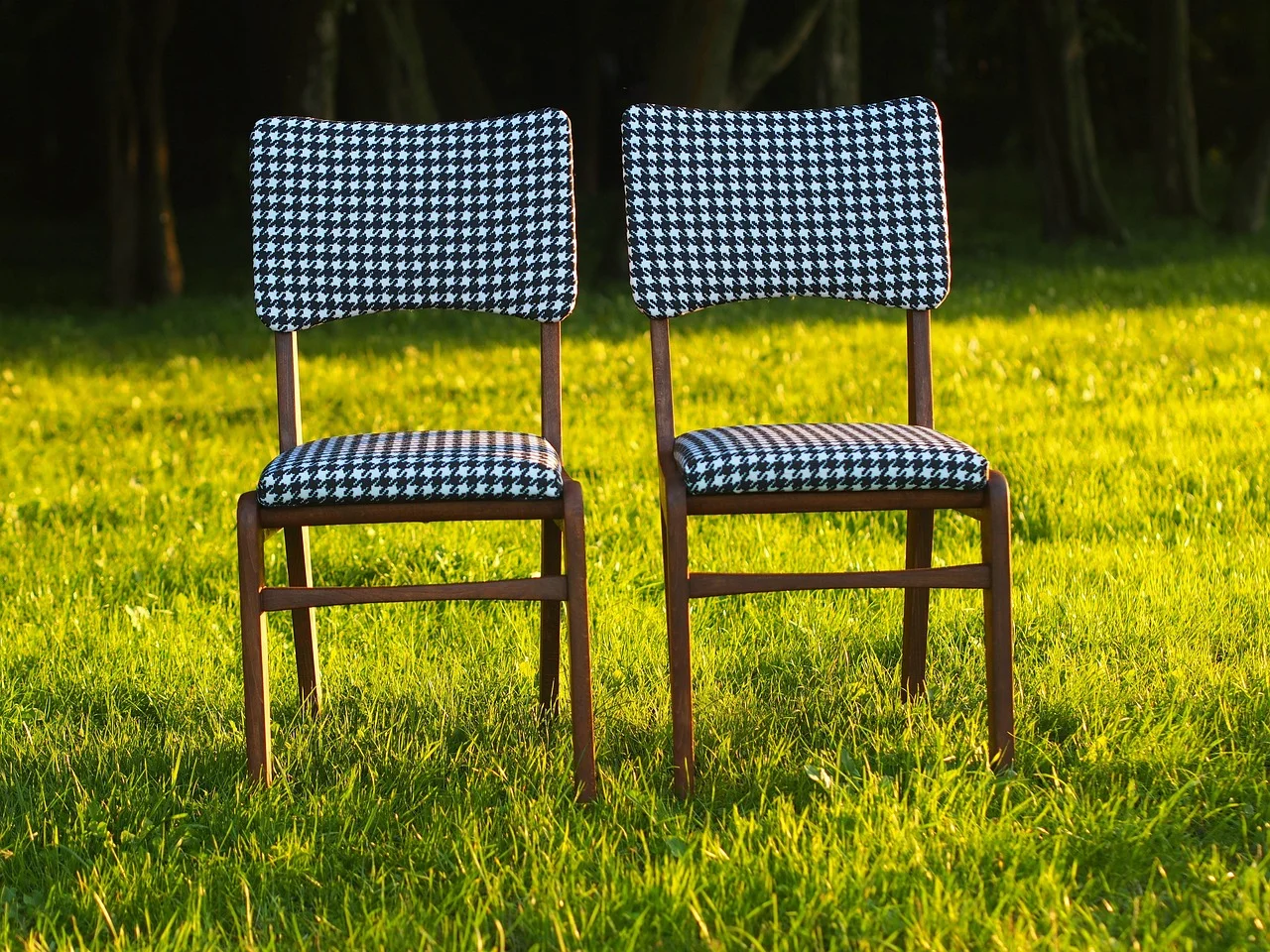 2 chaises pieds de poule, bois, Trésors ravivés