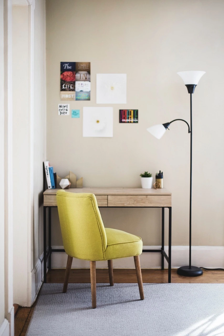 Bureau bois métal et chaise velours jaune - Trésors ravivés